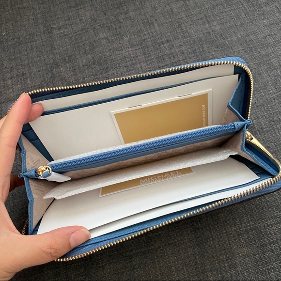 Michael Kors zip wallet NWT - Picture 2 of 9